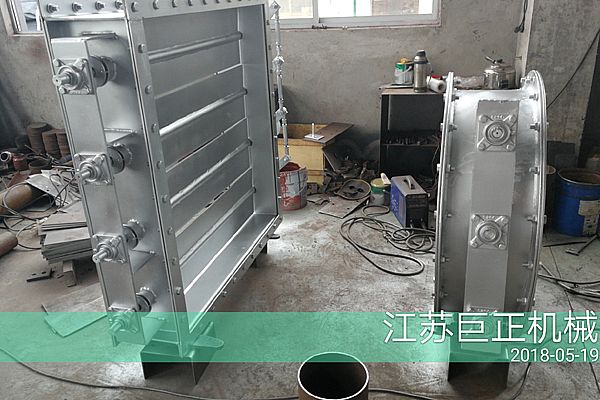 方形擋板門(寬7m),制作后期噴漆進行中